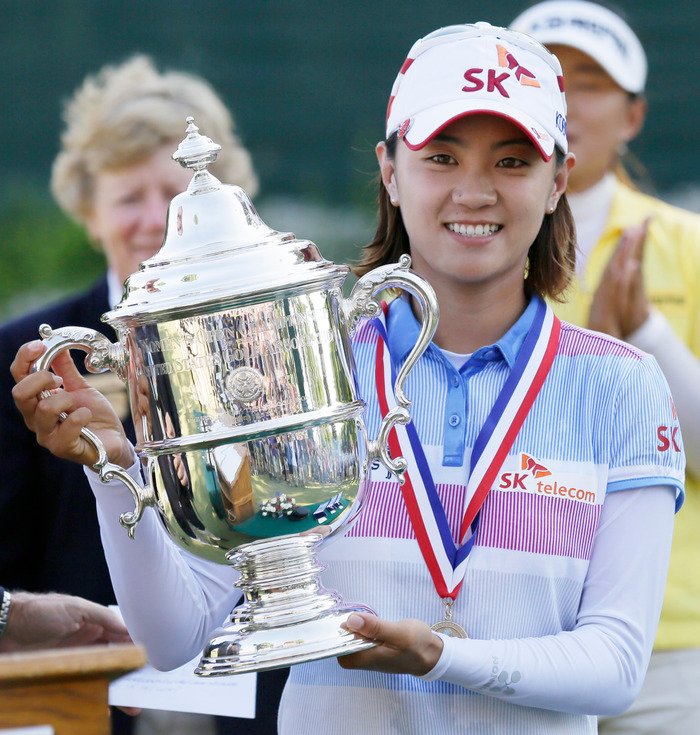 Na-Yeon Choi of South Korea holds the championship trophy after winning the U.S. Women's Open golf tournament at Blackwolf Run in Kohler, Wisconsin July 8, 2012. REUTERS/John Gress