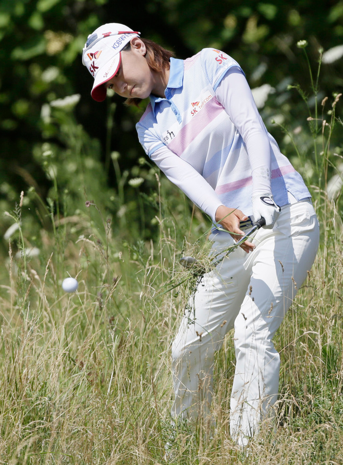 Na-Yeon Choi of South Korea chips out of the rough on the 12th green during the final round of the U.S. Women's Open golf tournament at Blackwolf Run in Kohler, Wisconsin July 8, 2012. REUTERS/John Gress