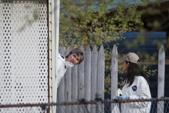 FBI agents search the a home in Cleveland, Ohio, May 8, 2013, on the same street as a home where threeÃŠClevelandÃŠwomen were found alive after vanishing in their own neighborhood for about a decade ago. REUTERS/John Gress (UNITED STATES)