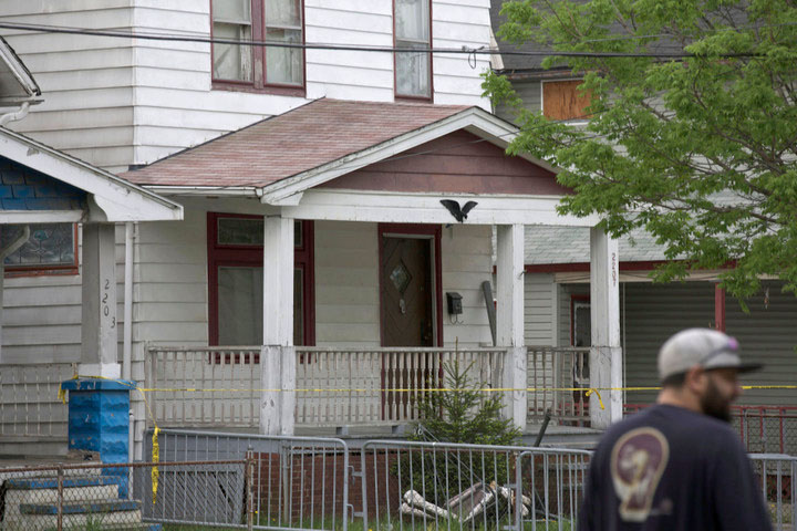 Aman walks past the home in Cleveland, Ohio, May 8, 2013, where three Cleveland women found alive after vanishing in their own neighborhood for about a decade ago. REUTERS/John Gress (UNITED STATES)