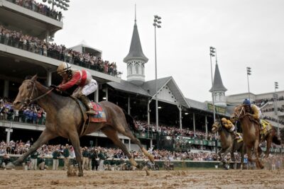 Orb, ridden by jockey Joel Rosario (L), passes the famous twin spires and crosses the finish first during the running of the 139th Kentucky Derby horse race at Churchill Downs in Louisville, Kentucky, May 4, 2013. REUTERS/John Gress
