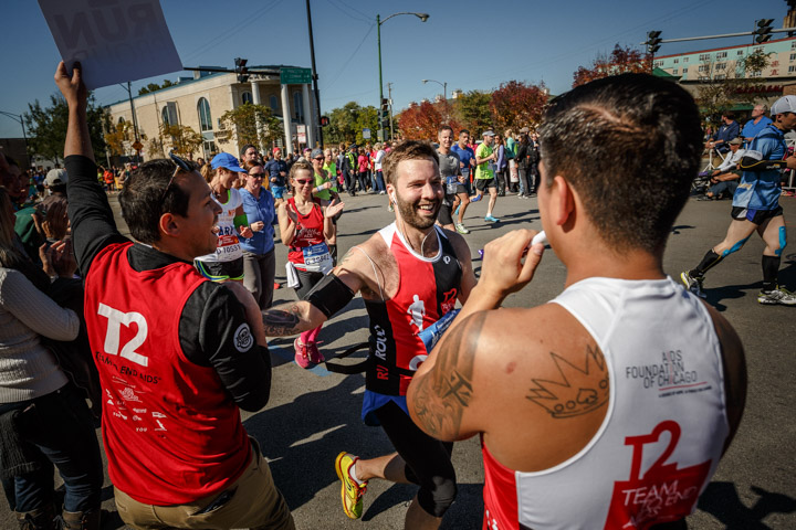 Team to end AIDS runner during the Chicago Marathon