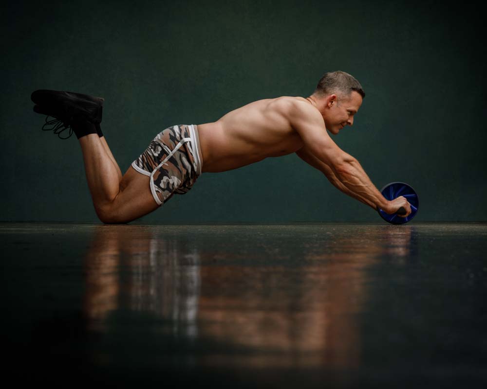Chicago Fitness Photographer captures personal trainer doing an ab workout