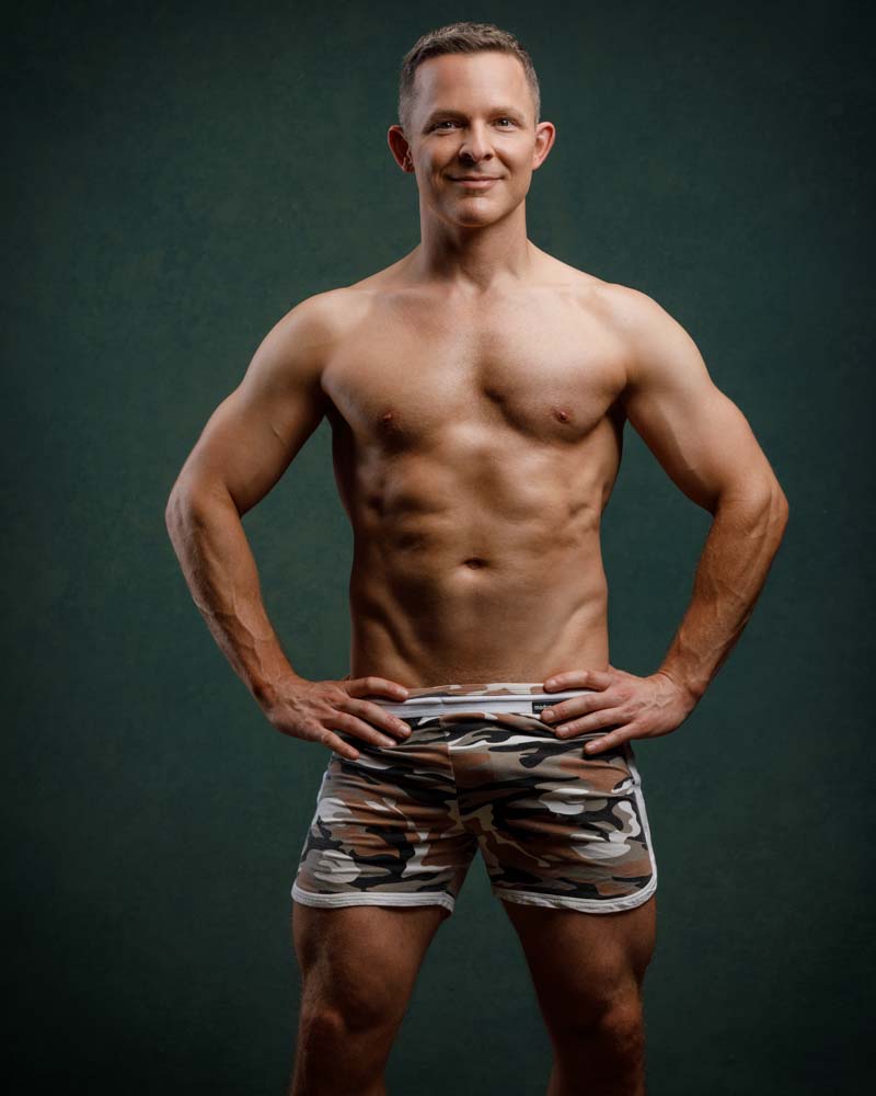 Chicago Fitness Photographer captures personal trainer shirtless with abs in peak condition