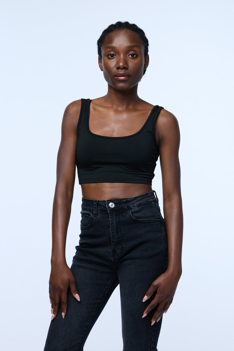 hree-quarter pose of Samenta with her arm across her body.