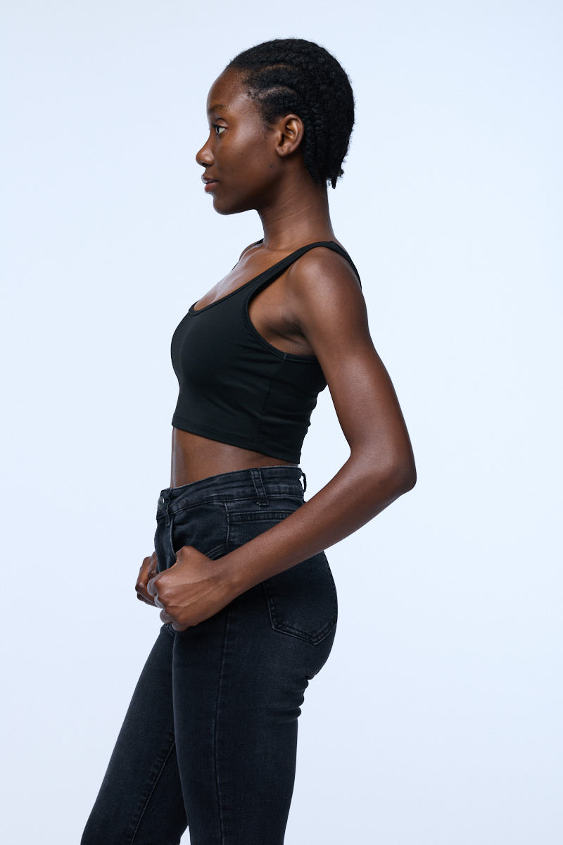 Side profile of Samenta with hands on her hips.