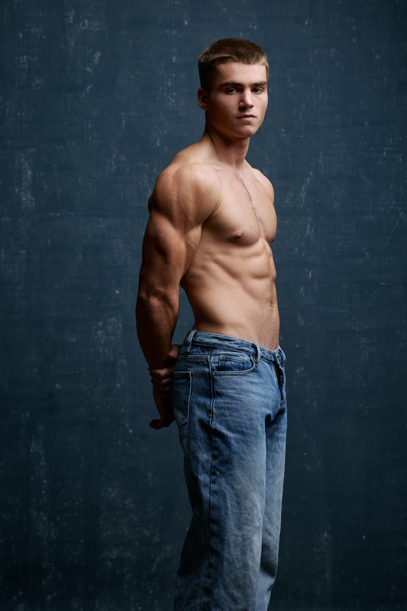 Fitness social media photography Chicago profile portrait emphasizing Josh Hudson’s athletic proportions